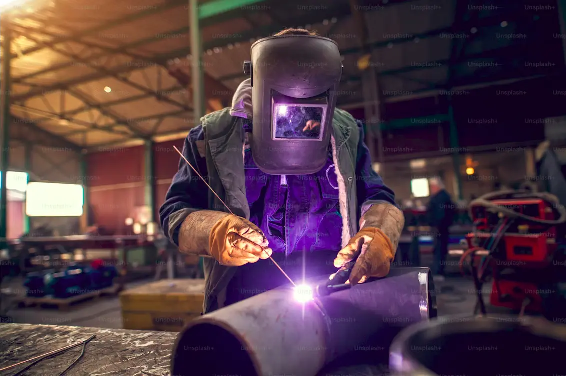 Equipo profesional de DAL Instalaciones trabajando en proyectos de maquinaria de elevación